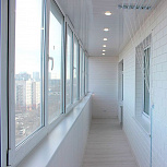 Внутренняя отделка балкона в светлых тонах - фото 3